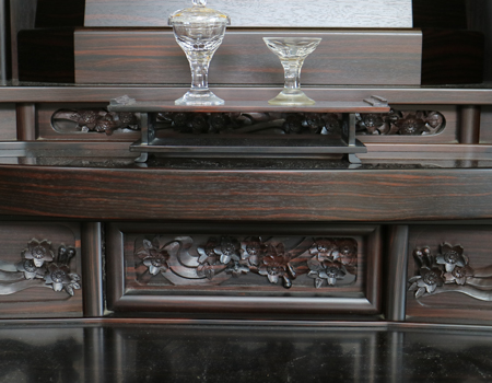 創価学会仏壇専門店桜梅桃李.comより発売いたします、会場拠点用本黒檀厨子型電動仏壇628 高級金剛堂製仏壇 国産徳島製 定価2,571,050円の商品です。商品名は創価学会仏壇 57本黒檀尾長鳥[台輪]] 本黒檀厚板貼り [戸板] 本黒檀無垢 [大戸軸] 本黒檀厚板貼り [主芯材] 天然木材 彫刻 本黒檀無垢 塗装 ウレタン塗装(薄塗り) 厨子内仕上 本金箔 機能 厨子戸オープン開き(リモコン・電動) 寸法 [本体寸法] 高さ180×幅90×奥行き73cm [厨子寸法] 高さ64×幅35.5cm 会館用特装御本尊様がご安置できます 産地 日本 徳島県産です。拠点・会場・和室に最適です。男子部にも大変人気の商品となっております。ぜひお買い得なこの機会にご検討くださいませ。傷等もあまりなく、中古商品としても優良です。