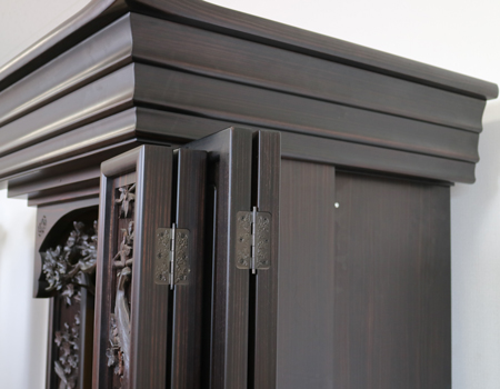 創価学会仏壇専門店桜梅桃李.comより発売いたします、会場拠点用本黒檀厨子型電動仏壇628 高級金剛堂製仏壇 国産徳島製 定価2,571,050円の商品です。商品名は創価学会仏壇 57本黒檀尾長鳥[台輪]] 本黒檀厚板貼り [戸板] 本黒檀無垢 [大戸軸] 本黒檀厚板貼り [主芯材] 天然木材 彫刻 本黒檀無垢 塗装 ウレタン塗装(薄塗り) 厨子内仕上 本金箔 機能 厨子戸オープン開き(リモコン・電動) 寸法 [本体寸法] 高さ180×幅90×奥行き73cm [厨子寸法] 高さ64×幅35.5cm 会館用特装御本尊様がご安置できます 産地 日本 徳島県産です。拠点・会場・和室に最適です。男子部にも大変人気の商品となっております。ぜひお買い得なこの機会にご検討くださいませ。傷等もあまりなく、中古商品としても優良です。