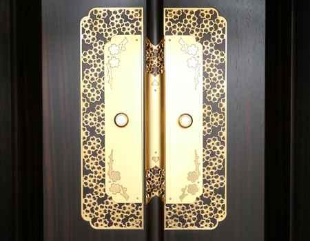 創価学会仏壇専門店桜梅桃李.comより発売いたします、会場拠点用本黒檀厨子型電動仏壇628 高級金剛堂製仏壇 国産徳島製 定価2,571,050円の商品です。商品名は創価学会仏壇 57本黒檀尾長鳥[台輪]] 本黒檀厚板貼り [戸板] 本黒檀無垢 [大戸軸] 本黒檀厚板貼り [主芯材] 天然木材 彫刻 本黒檀無垢 塗装 ウレタン塗装(薄塗り) 厨子内仕上 本金箔 機能 厨子戸オープン開き(リモコン・電動) 寸法 [本体寸法] 高さ180×幅90×奥行き73cm [厨子寸法] 高さ64×幅35.5cm 会館用特装御本尊様がご安置できます 産地 日本 徳島県産です。拠点・会場・和室に最適です。男子部にも大変人気の商品となっております。ぜひお買い得なこの機会にご検討くださいませ。傷等もあまりなく、中古商品としても優良です。