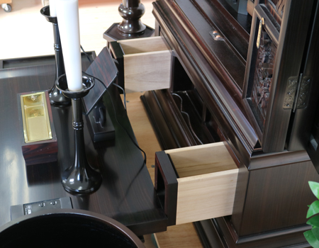 創価学会仏壇専門店桜梅桃李.comより発売いたします、会場拠点用本黒檀厨子型電動仏壇628 高級金剛堂製仏壇 国産徳島製 定価2,571,050円の商品です。商品名は創価学会仏壇 57本黒檀尾長鳥[台輪]] 本黒檀厚板貼り [戸板] 本黒檀無垢 [大戸軸] 本黒檀厚板貼り [主芯材] 天然木材 彫刻 本黒檀無垢 塗装 ウレタン塗装(薄塗り) 厨子内仕上 本金箔 機能 厨子戸オープン開き(リモコン・電動) 寸法 [本体寸法] 高さ180×幅90×奥行き73cm [厨子寸法] 高さ64×幅35.5cm 会館用特装御本尊様がご安置できます 産地 日本 徳島県産です。拠点・会場・和室に最適です。男子部にも大変人気の商品となっております。ぜひお買い得なこの機会にご検討くださいませ。傷等もあまりなく、中古商品としても優良です。