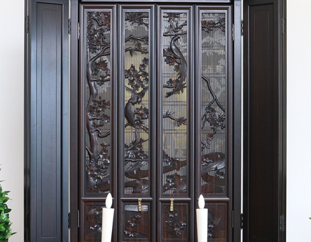 創価学会仏壇専門店桜梅桃李.comより発売いたします、会場拠点用本黒檀厨子型電動仏壇628 高級金剛堂製仏壇 国産徳島製 定価2,571,050円の商品です。商品名は創価学会仏壇 57本黒檀尾長鳥[台輪]] 本黒檀厚板貼り [戸板] 本黒檀無垢 [大戸軸] 本黒檀厚板貼り [主芯材] 天然木材 彫刻 本黒檀無垢 塗装 ウレタン塗装(薄塗り) 厨子内仕上 本金箔 機能 厨子戸オープン開き(リモコン・電動) 寸法 [本体寸法] 高さ180×幅90×奥行き73cm [厨子寸法] 高さ64×幅35.5cm 会館用特装御本尊様がご安置できます 産地 日本 徳島県産です。拠点・会場・和室に最適です。男子部にも大変人気の商品となっております。ぜひお買い得なこの機会にご検討くださいませ。傷等もあまりなく、中古商品としても優良です。