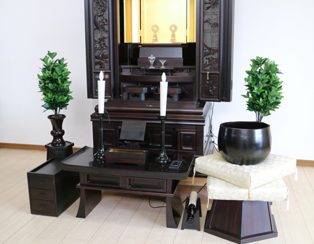 創価学会仏壇専門店桜梅桃李.comより発売いたします、会場拠点用本黒檀厨子型電動仏壇628 高級金剛堂製仏壇 国産徳島製 定価2,571,050円の商品です。商品名は創価学会仏壇 57本黒檀尾長鳥[台輪]] 本黒檀厚板貼り [戸板] 本黒檀無垢 [大戸軸] 本黒檀厚板貼り [主芯材] 天然木材 彫刻 本黒檀無垢 塗装 ウレタン塗装(薄塗り) 厨子内仕上 本金箔 機能 厨子戸オープン開き(リモコン・電動) 寸法 [本体寸法] 高さ180×幅90×奥行き73cm [厨子寸法] 高さ64×幅35.5cm 会館用特装御本尊様がご安置できます 産地 日本 徳島県産です。拠点・会場・和室に最適です。男子部にも大変人気の商品となっております。ぜひお買い得なこの機会にご検討くださいませ。傷等もあまりなく、中古商品としても優良です。