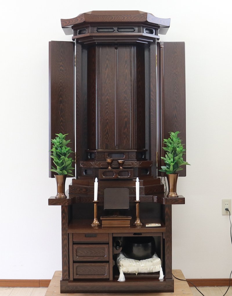 創価学会仏壇専門店桜梅桃李.comより発売いたします、和室・拠点にもぴったりの収納経机のすっきりとしたお仏壇です。  男子部にも大変人気の商品となっております。  ぜひお買い得なこの機会にご検討くださいませ。目立つ大きな傷等もあまりなく、中古商品としても優良です。  使用年数数か月のため、安心してご使用いただけます。 製品名 	  創価学会厨子型収納中古仏壇　630　 設置 	和室・洋室・拠点・男子部拠点にも最適です 種別 	厨子型電動仏壇 サイズ 	   仏壇本体　高さ:約178cm ×幅:約69.5cm×奥行:約53.5cm  扉を最大に開いた際の幅:約114cm  扉二つ折りの際の幅:約92cm  厨子内　高さ:約63cm×幅:約35cm 中古630