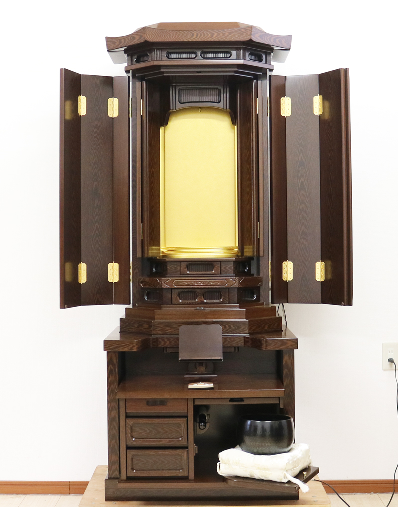 創価学会仏壇専門店桜梅桃李.comより発売いたします、会場拠点用拠点・会場・和室に最適です。男子部にも大変人気の商品となっております。ぜひお買い得なこの機会にご検討くださいませ。傷等もあまりなく、中古商品としても優良です。創価学会仏壇専門店桜梅桃李.comより発売いたします、和室・拠点にもぴったりの収納経机のすっきりとしたお仏壇です。  男子部にも大変人気の商品となっております。  ぜひお買い得なこの機会にご検討くださいませ。目立つ大きな傷等もあまりなく、中古商品としても優良です。  使用年数数か月のため、安心してご使用いただけます。 製品名 	  創価学会厨子型収納中古仏壇　630　 設置 	和室・洋室・拠点・男子部拠点にも最適です 種別 	厨子型電動仏壇 サイズ 	   仏壇本体　高さ:約178cm ×幅:約69.5cm×奥行:約53.5cm  扉を最大に開いた際の幅:約114cm  扉二つ折りの際の幅:約92cm  厨子内　高さ:約63cm×幅:約35cm 	  材質 	  鉄刀木・MDF 機能 	  リモコン式電動扉・引き出し●箇所・収納リン台・収納経机・彩光厨子(両側面からご本尊様を明るく立体的に照らします。)中古630