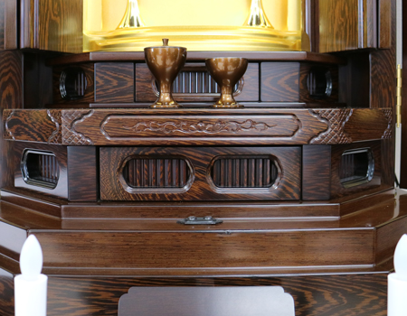 創価学会仏壇専門店桜梅桃李.comより発売いたします、会場拠点用拠点・会場・和室に最適です。男子部にも大変人気の商品となっております。ぜひお買い得なこの機会にご検討くださいませ。傷等もあまりなく、中古商品としても優良です。創価学会仏壇専門店桜梅桃李.comより発売いたします、和室・拠点にもぴったりの収納経机のすっきりとしたお仏壇です。  男子部にも大変人気の商品となっております。  ぜひお買い得なこの機会にご検討くださいませ。目立つ大きな傷等もあまりなく、中古商品としても優良です。  使用年数数か月のため、安心してご使用いただけます。 製品名 	  創価学会厨子型収納中古仏壇　630　 設置 	和室・洋室・拠点・男子部拠点にも最適です 種別 	厨子型電動仏壇 サイズ 	   仏壇本体　高さ:約178cm ×幅:約69.5cm×奥行:約53.5cm  扉を最大に開いた際の幅:約114cm  扉二つ折りの際の幅:約92cm  厨子内　高さ:約63cm×幅:約35cm 	  材質 	  鉄刀木・MDF 機能 	  リモコン式電動扉・引き出し●箇所・収納リン台・収納経机・彩光厨子(両側面からご本尊様を明るく立体的に照らします。)中古630