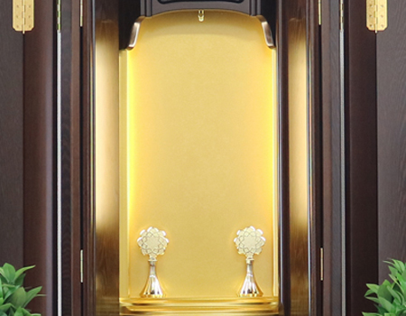 創価学会仏壇専門店桜梅桃李.comより発売いたします。会場拠点用拠点・会場・和室に最適です。男子部にも大変人気の商品となっております。ぜひお買い得なこの機会にご検討くださいませ。傷等もあまりなく、中古商品としても優良です。創価学会仏壇専門店桜梅桃李.comより発売いたします、和室・拠点にもぴったりの収納経机のすっきりとしたお仏壇です。  男子部にも大変人気の商品となっております。  ぜひお買い得なこの機会にご検討くださいませ。目立つ大きな傷等もあまりなく、中古商品としても優良です。  使用年数数か月のため、安心してご使用いただけます。 製品名 	  創価学会厨子型収納中古仏壇　630　 設置 	和室・洋室・拠点・男子部拠点にも最適です 種別 	厨子型電動仏壇 サイズ 	   仏壇本体　高さ:約178cm ×幅:約69.5cm×奥行:約53.5cm  扉を最大に開いた際の幅:約114cm  扉二つ折りの際の幅:約92cm  厨子内　高さ:約63cm×幅:約35cm　中古630