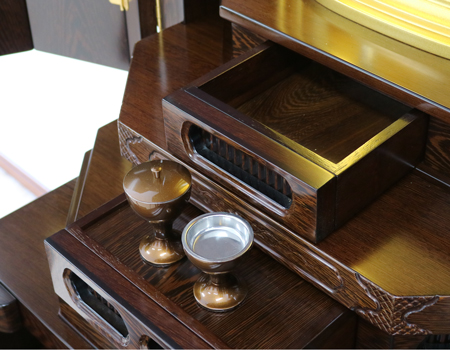 創価学会仏壇専門店桜梅桃李.comより発売いたします、会場拠点用拠点・会場・和室に最適です。男子部にも大変人気の商品となっております。ぜひお買い得なこの機会にご検討くださいませ。傷等もあまりなく、中古商品としても優良です。創価学会仏壇専門店桜梅桃李.comより発売いたします、和室・拠点にもぴったりの収納経机のすっきりとしたお仏壇です。  男子部にも大変人気の商品となっております。  ぜひお買い得なこの機会にご検討くださいませ。目立つ大きな傷等もあまりなく、中古商品としても優良です。  使用年数数か月のため、安心してご使用いただけます。 製品名 	  創価学会厨子型収納中古仏壇　630　 設置 	和室・洋室・拠点・男子部拠点にも最適です 種別 	厨子型電動仏壇 サイズ 	   仏壇本体　高さ:約178cm ×幅:約69.5cm×奥行:約53.5cm  扉を最大に開いた際の幅:約114cm  扉二つ折りの際の幅:約92cm  厨子内　高さ:約63cm×幅:約35cm 	  材質 	  鉄刀木・MDF 機能 	  リモコン式電動扉・引き出し●箇所・収納リン台・収納経机・彩光厨子(両側面からご本尊様を明るく立体的に照らします。)中古630