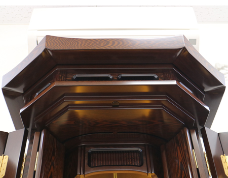 創価学会仏壇専門店桜梅桃李.comより発売いたします、会場拠点用拠点・会場・和室に最適です。男子部にも大変人気の商品となっております。ぜひお買い得なこの機会にご検討くださいませ。傷等もあまりなく、中古商品としても優良です。創価学会仏壇専門店桜梅桃李.comより発売いたします、和室・拠点にもぴったりの収納経机のすっきりとしたお仏壇です。  男子部にも大変人気の商品となっております。  ぜひお買い得なこの機会にご検討くださいませ。目立つ大きな傷等もあまりなく、中古商品としても優良です。  使用年数数か月のため、安心してご使用いただけます。 製品名 	  創価学会厨子型収納中古仏壇　630　 設置 	和室・洋室・拠点・男子部拠点にも最適です 種別 	厨子型電動仏壇 サイズ 	   仏壇本体　高さ:約178cm ×幅:約69.5cm×奥行:約53.5cm  扉を最大に開いた際の幅:約114cm  扉二つ折りの際の幅:約92cm  厨子内　高さ:約63cm×幅:約35cm 	  材質 	  鉄刀木・MDF 機能 	  リモコン式電動扉・引き出し●箇所・収納リン台・収納経机・彩光厨子(両側面からご本尊様を明るく立体的に照らします。)中古630