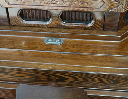 創価学会仏壇専門店桜梅桃李.comより発売いたします、会場拠点用拠点・会場・和室に最適です。男子部にも大変人気の商品となっております。ぜひお買い得なこの機会にご検討くださいませ。傷等もあまりなく、中古商品としても優良です。創価学会仏壇専門店桜梅桃李.comより発売いたします、和室・拠点にもぴったりの収納経机のすっきりとしたお仏壇です。  男子部にも大変人気の商品となっております。  ぜひお買い得なこの機会にご検討くださいませ。目立つ大きな傷等もあまりなく、中古商品としても優良です。  使用年数数か月のため、安心してご使用いただけます。 製品名 	  創価学会厨子型収納中古仏壇　630　 設置 	和室・洋室・拠点・男子部拠点にも最適です 種別 	厨子型電動仏壇 サイズ 	   仏壇本体　高さ:約178cm ×幅:約69.5cm×奥行:約53.5cm  扉を最大に開いた際の幅:約114cm  扉二つ折りの際の幅:約92cm  厨子内　高さ:約63cm×幅:約35cm 	  材質 	  鉄刀木・MDF 機能 	  リモコン式電動扉・引き出し●箇所・収納リン台・収納経机・彩光厨子(両側面からご本尊様を明るく立体的に照らします。)中古630