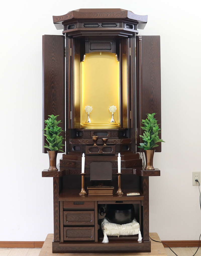 創価学会仏壇専門店桜梅桃李.comより発売いたします、会場拠点用創価学会仏壇専門店桜梅桃李.comより発売いたします、和室・拠点にもぴったりの収納経机のすっきりとしたお仏壇です。  男子部にも大変人気の商品となっております。  ぜひお買い得なこの機会にご検討くださいませ。目立つ大きな傷等もあまりなく、中古商品としても優良です。  使用年数数か月のため、安心してご使用いただけます。 製品名 	  創価学会厨子型収納中古仏壇　630　 設置 	和室・洋室・拠点・男子部拠点にも最適です 種別 	厨子型電動仏壇 サイズ 	   仏壇本体　高さ:約178cm ×幅:約69.5cm×奥行:約53.5cm  扉を最大に開いた際の幅:約114cm  扉二つ折りの際の幅:約92cm  厨子内　高さ:約63cm×幅:約35cm