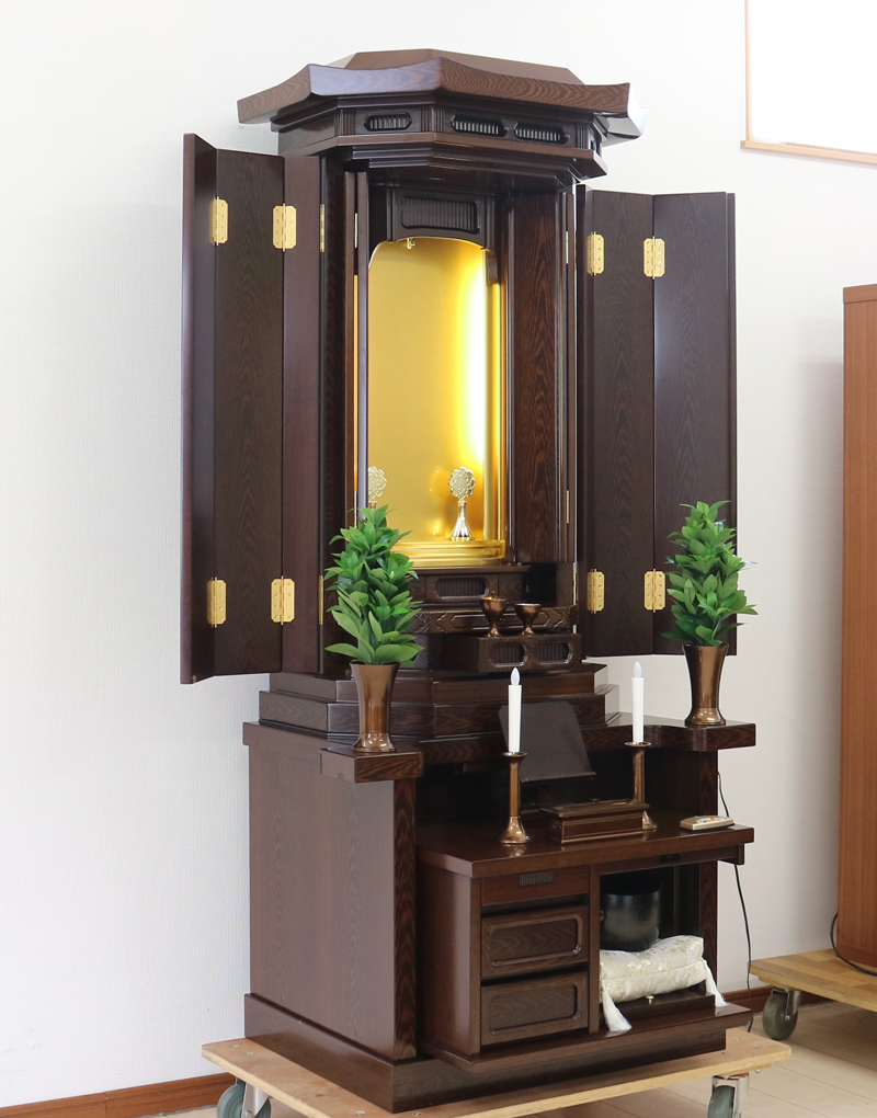 創価学会仏壇専門店桜梅桃李.comより発売いたします、和室・拠点にもぴったりの収納経机のすっきりとしたお仏壇です。  男子部にも大変人気の商品となっております。  ぜひお買い得なこの機会にご検討くださいませ。目立つ大きな傷等もあまりなく、中古商品としても優良です。  使用年数数か月のため、安心してご使用いただけます。 製品名 	  創価学会厨子型収納中古仏壇　630　 設置 	和室・洋室・拠点・男子部拠点にも最適です 種別 	厨子型電動仏壇 サイズ 	   仏壇本体　高さ:約178cm ×幅:約69.5cm×奥行:約53.5cm  扉を最大に開いた際の幅:約114cm  扉二つ折りの際の幅:約92cm  厨子内　高さ:約63cm×幅:約35cm　中古630