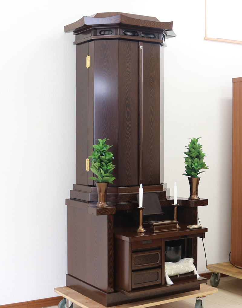 創価学会仏壇専門店桜梅桃李.comより発売いたします、和室・拠点にもぴったりの収納経机のすっきりとしたお仏壇です。  男子部にも大変人気の商品となっております。  ぜひお買い得なこの機会にご検討くださいませ。目立つ大きな傷等もあまりなく、中古商品としても優良です。  使用年数数か月のため、安心してご使用いただけます。 製品名 	  創価学会厨子型収納中古仏壇　630　 設置 	和室・洋室・拠点・男子部拠点にも最適です 種別 	厨子型電動仏壇 サイズ 	   仏壇本体　高さ:約178cm ×幅:約69.5cm×奥行:約53.5cm  扉を最大に開いた際の幅:約114cm  扉二つ折りの際の幅:約92cm  厨子内　高さ:約63cm×幅:約35cm　中古630