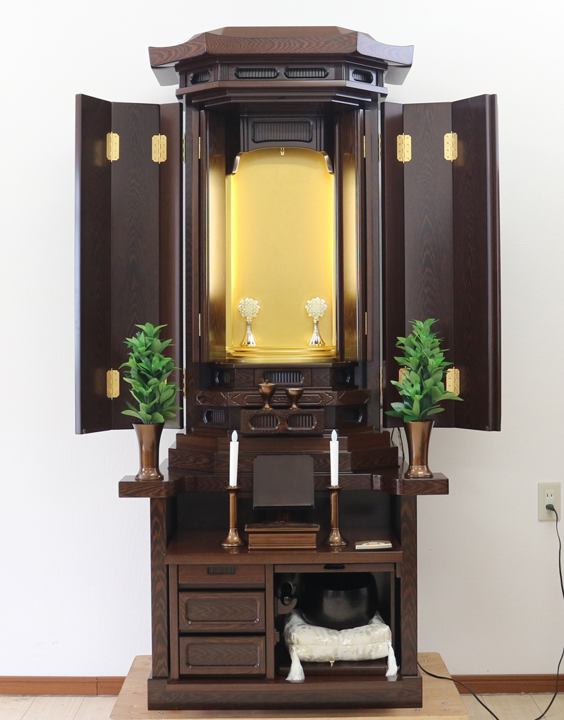 創価学会仏壇専門店桜梅桃李.comより発売いたします、和室・拠点にもぴったりの収納経机のすっきりとしたお仏壇です。  男子部にも大変人気の商品となっております。  ぜひお買い得なこの機会にご検討くださいませ。目立つ大きな傷等もあまりなく、中古商品としても優良です。  使用年数数か月のため、安心してご使用いただけます。 製品名 	  創価学会厨子型収納中古仏壇　630　 設置 	和室・洋室・拠点・男子部拠点にも最適です 種別 	厨子型電動仏壇 サイズ 	   仏壇本体　高さ:約178cm ×幅:約69.5cm×奥行:約53.5cm  扉を最大に開いた際の幅:約114cm  扉二つ折りの際の幅:約92cm  厨子内　高さ:約63cm×幅:約35cm