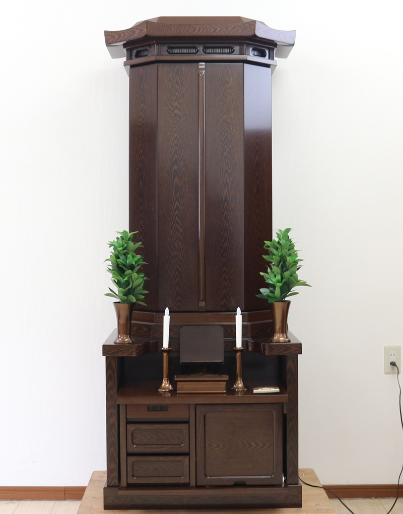 創価学会仏壇専門店桜梅桃李.comより発売いたします、和室・拠点にもぴったりの収納経机のすっきりとしたお仏壇です。  男子部にも大変人気の商品となっております。  ぜひお買い得なこの機会にご検討くださいませ。目立つ大きな傷等もあまりなく、中古商品としても優良です。  使用年数数か月のため、安心してご使用いただけます。 製品名 	  創価学会厨子型収納中古仏壇　630　 設置 	和室・洋室・拠点・男子部拠点にも最適です 種別 	厨子型電動仏壇 サイズ 	   仏壇本体　高さ:約178cm ×幅:約69.5cm×奥行:約53.5cm  扉を最大に開いた際の幅:約114cm  扉二つ折りの際の幅:約92cm  厨子内　高さ:約63cm×幅:約35cm中古630