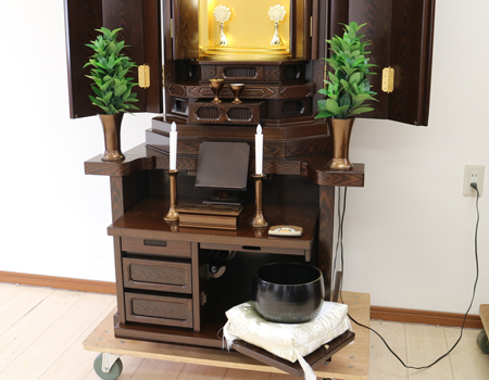 創価学会仏壇専門店桜梅桃李.comより発売いたします、会場拠点用拠点・会場・和室に最適です。男子部にも大変人気の商品となっております。ぜひお買い得なこの機会にご検討くださいませ。傷等もあまりなく、中古商品としても優良です。創価学会仏壇専門店桜梅桃李.comより発売いたします、和室・拠点にもぴったりの収納経机のすっきりとしたお仏壇です。  男子部にも大変人気の商品となっております。  ぜひお買い得なこの機会にご検討くださいませ。目立つ大きな傷等もあまりなく、中古商品としても優良です。  使用年数数か月のため、安心してご使用いただけます。 製品名 	  創価学会厨子型収納中古仏壇　630　 設置 	和室・洋室・拠点・男子部拠点にも最適です 種別 	厨子型電動仏壇 サイズ 	   仏壇本体　高さ:約178cm ×幅:約69.5cm×奥行:約53.5cm  扉を最大に開いた際の幅:約114cm  扉二つ折りの際の幅:約92cm  厨子内　高さ:約63cm×幅:約35cm 	  材質 	  鉄刀木・MDF 機能 	  リモコン式電動扉・引き出し●箇所・収納リン台・収納経机・彩光厨子(両側面からご本尊様を明るく立体的に照らします。)中古630