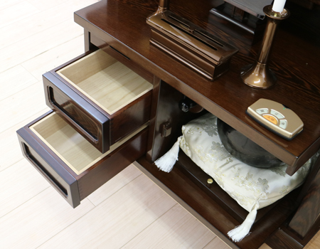 創価学会仏壇専門店桜梅桃李.comより発売いたします、会場拠点用拠点・会場・和室に最適です。男子部にも大変人気の商品となっております。ぜひお買い得なこの機会にご検討くださいませ。傷等もあまりなく、中古商品としても優良です。創価学会仏壇専門店桜梅桃李.comより発売いたします、和室・拠点にもぴったりの収納経机のすっきりとしたお仏壇です。  男子部にも大変人気の商品となっております。  ぜひお買い得なこの機会にご検討くださいませ。目立つ大きな傷等もあまりなく、中古商品としても優良です。  使用年数数か月のため、安心してご使用いただけます。 製品名 	  創価学会厨子型収納中古仏壇　630　 設置 	和室・洋室・拠点・男子部拠点にも最適です 種別 	厨子型電動仏壇 サイズ 	   仏壇本体　高さ:約178cm ×幅:約69.5cm×奥行:約53.5cm  扉を最大に開いた際の幅:約114cm  扉二つ折りの際の幅:約92cm  厨子内　高さ:約63cm×幅:約35cm 	  材質 	  鉄刀木・MDF 機能 	  リモコン式電動扉・引き出し●箇所・収納リン台・収納経机・彩光厨子(両側面からご本尊様を明るく立体的に照らします。)中古630