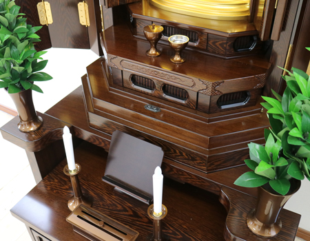 創価学会仏壇専門店桜梅桃李.comより発売いたします、会場拠点用拠点・会場・和室に最適です。男子部にも大変人気の商品となっております。ぜひお買い得なこの機会にご検討くださいませ。傷等もあまりなく、中古商品としても優良です。創価学会仏壇専門店桜梅桃李.comより発売いたします、和室・拠点にもぴったりの収納経机のすっきりとしたお仏壇です。  男子部にも大変人気の商品となっております。  ぜひお買い得なこの機会にご検討くださいませ。目立つ大きな傷等もあまりなく、中古商品としても優良です。  使用年数数か月のため、安心してご使用いただけます。 製品名 	  創価学会厨子型収納中古仏壇　630　 設置 	和室・洋室・拠点・男子部拠点にも最適です 種別 	厨子型電動仏壇 サイズ 	   仏壇本体　高さ:約178cm ×幅:約69.5cm×奥行:約53.5cm  扉を最大に開いた際の幅:約114cm  扉二つ折りの際の幅:約92cm  厨子内　高さ:約63cm×幅:約35cm 	  材質 	  鉄刀木・MDF 機能 	  リモコン式電動扉・引き出し●箇所・収納リン台・収納経机・彩光厨子(両側面からご本尊様を明るく立体的に照らします。)中古630