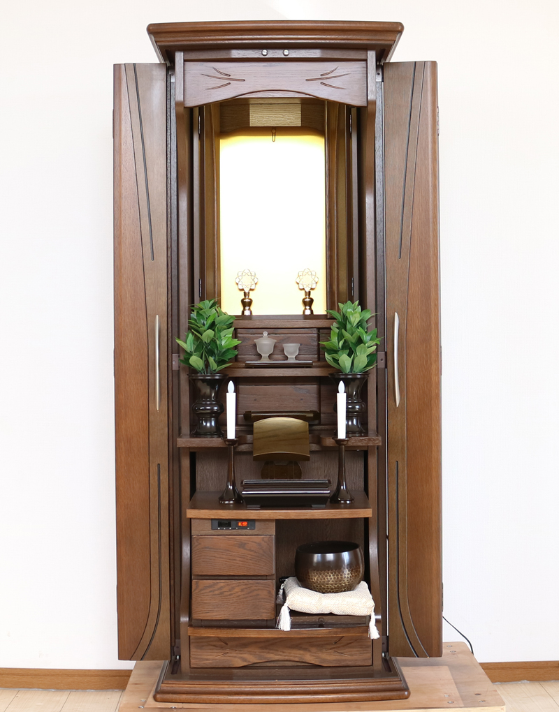 創価学会部仏壇買取専門店桜梅桃李.comより家具調電動中古仏壇632の発売を致します。こちらのお仏壇は、クリーニングメンテナンス・電動機械の調整済みです。ダークオーク色のお仏壇ですのでお部屋に溶け込みます。どの部屋にも違和感なく溶け込みます。青年部・独立・新入会・進学・一人暮らしの女子部・男子部・学生部・また新婚引っ越しにも人気の格安仏壇です