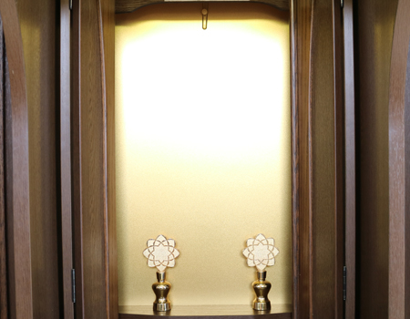 創価学会部仏壇買取専門店桜梅桃李.comより家具調電動中古仏壇632の発売を致します。こちらのお仏壇は、クリーニングメンテナンス・電動機械の調整済みです。ダークオーク色のお仏壇ですのでお部屋に溶け込みます。どの部屋にも違和感なく溶け込みます。青年部・独立・新入会・進学・一人暮らしの女子部・男子部・学生部・また新婚引っ越しにも人気の格安仏壇です。