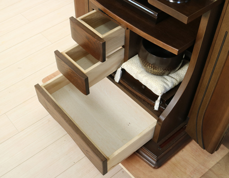 創価学会部仏壇買取専門店桜梅桃李.comより家具調電動中古仏壇632の発売を致します。こちらのお仏壇は、クリーニングメンテナンス・電動機械の調整済みです。ダークオーク色のお仏壇ですのでお部屋に溶け込みます。どの部屋にも違和感なく溶け込みます。青年部・独立・新入会・進学・一人暮らしの女子部・男子部・学生部・また新婚引っ越しにも人気の格安仏壇です