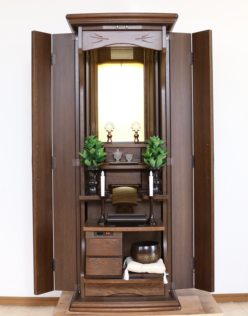 創価学会部仏壇買取専門店桜梅桃李.comより家具調電動中古仏壇632の発売を致します。こちらのお仏壇は、クリーニングメンテナンス・電動機械の調整済みです。ダークオーク色のお仏壇ですのでお部屋に溶け込みます。どの部屋にも違和感なく溶け込みます。青年部・独立・新入会・進学・一人暮らしの女子部・男子部・学生部・また新婚引っ越しにも人気の格安仏壇です