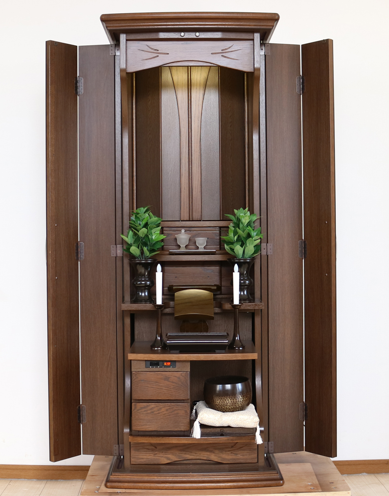 創価学会部仏壇買取専門店桜梅桃李.comより家具調電動中古仏壇632の発売を致します。こちらのお仏壇は、クリーニングメンテナンス・電動機械の調整済みです。ダークオーク色のお仏壇ですのでお部屋に溶け込みます。どの部屋にも違和感なく溶け込みます。青年部・独立・新入会・進学・一人暮らしの女子部・男子部・学生部・また新婚引っ越しにも人気の格安仏壇です