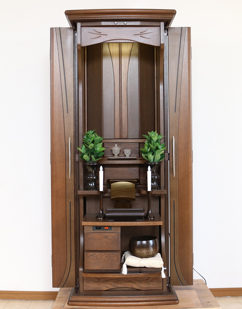 創価学会部仏壇買取専門店桜梅桃李.comより家具調電動中古仏壇632の発売を致します。こちらのお仏壇は、クリーニングメンテナンス・電動機械の調整済みです。ダークオーク色のお仏壇ですのでお部屋に溶け込みます。どの部屋にも違和感なく溶け込みます。青年部・独立・新入会・進学・一人暮らしの女子部・男子部・学生部・また新婚引っ越しにも人気の格安仏壇です