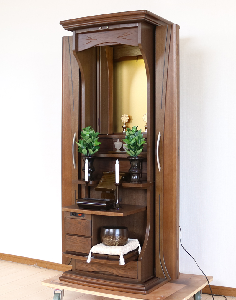 創価学会部仏壇買取専門店桜梅桃李.comより家具調電動中古仏壇632の発売を致します。こちらのお仏壇は、クリーニングメンテナンス・電動機械の調整済みです。ダークオーク色のお仏壇ですのでお部屋に溶け込みます。どの部屋にも違和感なく溶け込みます。青年部・独立・新入会・進学・一人暮らしの女子部・男子部・学生部・また新婚引っ越しにも人気の格安仏壇です