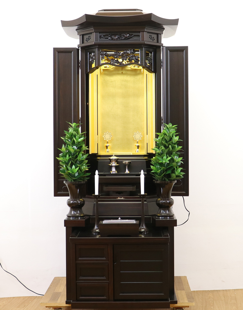 創価学会厨子型収納仏壇　金剛堂　中古633　創価学会仏壇専門店桜梅桃李.comより発売いたします。　金剛堂の厨子型収納仏壇です。精悍な面持ちで金具一つ一つ丁寧に仕上がっております。厨子内の二重の桜の彫りがきれいです。仏壇全体:高さ167cm x 幅63.5cm x 奥行き61cm厨子内寸:60cm x28.5cm　扉最大幅:105cm扉二つ折り:84cm経机最大引き出し幅:87cm　