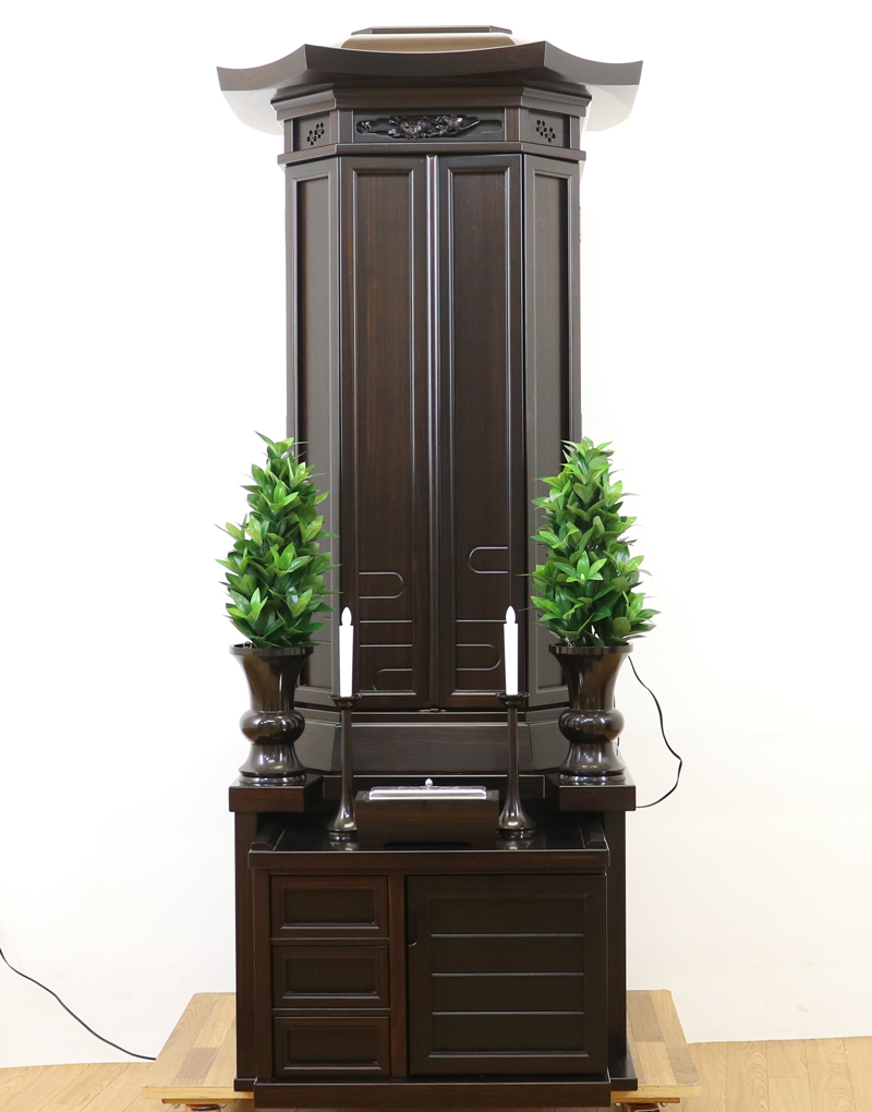 創価学会厨子型収納仏壇　金剛堂　中古633　創価学会仏壇専門店桜梅桃李.comより発売いたします。　金剛堂の厨子型収納仏壇です。精悍な面持ちで金具一つ一つ丁寧に仕上がっております。厨子内の二重の桜の彫りがきれいです。仏壇全体:高さ167cm x 幅63.5cm x 奥行き61cm厨子内寸:60cm x28.5cm　扉最大幅:105cm扉二つ折り:84cm経机最大引き出し幅:87cm　