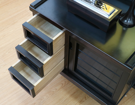 創価学会厨子型収納仏壇　金剛堂　中古633　創価学会仏壇専門店桜梅桃李.comより発売いたします。　金剛堂の厨子型収納仏壇です。精悍な面持ちで金具一つ一つ丁寧に仕上がっております。厨子内の二重の桜の彫りがきれいです。仏壇全体:高さ167cm x 幅63.5cm x 奥行き61cm厨子内寸:60cm x28.5cm　扉最大幅:105cm扉二つ折り:84cm経机最大引き出し幅:87cm　