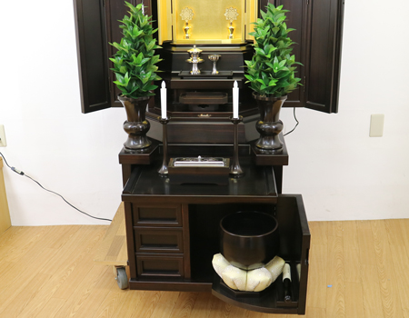 創価学会厨子型収納仏壇　金剛堂　中古633　創価学会仏壇専門店桜梅桃李.comより発売いたします。　金剛堂の厨子型収納仏壇です。精悍な面持ちで金具一つ一つ丁寧に仕上がっております。厨子内の二重の桜の彫りがきれいです。仏壇全体:高さ167cm x 幅63.5cm x 奥行き61cm厨子内寸:60cm x28.5cm　扉最大幅:105cm扉二つ折り:84cm経机最大引き出し幅:87cm　