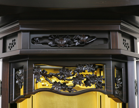 創価学会厨子型収納仏壇　金剛堂　中古633　創価学会仏壇専門店桜梅桃李.comより発売いたします。　金剛堂の厨子型収納仏壇です。精悍な面持ちで金具一つ一つ丁寧に仕上がっております。厨子内の二重の桜の彫りがきれいです。仏壇全体:高さ167cm x 幅63.5cm x 奥行き61cm厨子内寸:60cm x28.5cm　扉最大幅:105cm扉二つ折り:84cm経机最大引き出し幅:87cm　