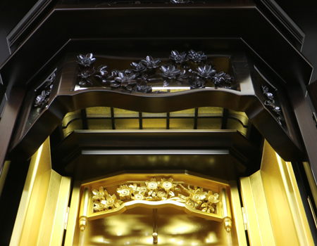 創価学会厨子型収納仏壇　金剛堂　中古633　創価学会仏壇専門店桜梅桃李.comより発売いたします。　金剛堂の厨子型収納仏壇です。精悍な面持ちで金具一つ一つ丁寧に仕上がっております。厨子内の二重の桜の彫りがきれいです。仏壇全体:高さ167cm x 幅63.5cm x 奥行き61cm厨子内寸:60cm x28.5cm　扉最大幅:105cm扉二つ折り:84cm経机最大引き出し幅:87cm　