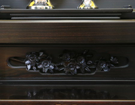 創価学会厨子型収納仏壇　金剛堂　中古633　創価学会仏壇専門店桜梅桃李.comより発売いたします。　金剛堂の厨子型収納仏壇です。精悍な面持ちで金具一つ一つ丁寧に仕上がっております。厨子内の二重の桜の彫りがきれいです。仏壇全体:高さ167cm x 幅63.5cm x 奥行き61cm厨子内寸:60cm x28.5cm　扉最大幅:105cm扉二つ折り:84cm経机最大引き出し幅:87cm　