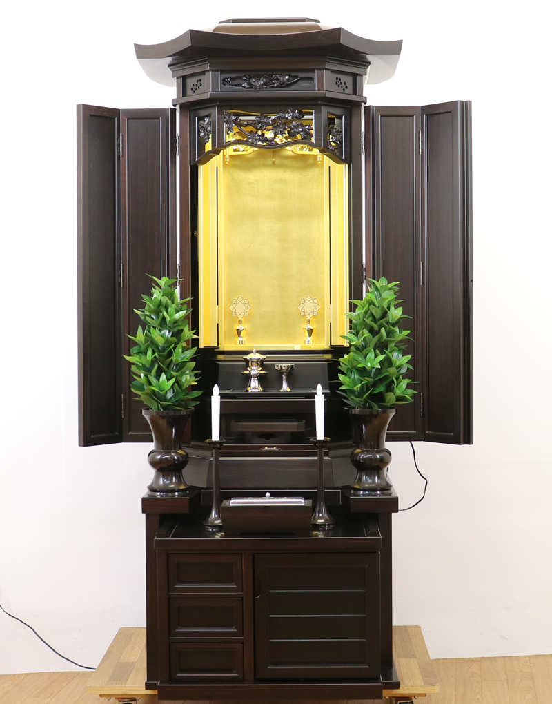 創価学会厨子型収納仏壇　金剛堂　中古633　創価学会仏壇専門店桜梅桃李.comより発売いたします。　金剛堂の厨子型収納仏壇です。精悍な面持ちで金具一つ一つ丁寧に仕上がっております。厨子内の二重の桜の彫りがきれいです。仏壇全体:高さ167cm x 幅63.5cm x 奥行き61cm厨子内寸:60cm x28.5cm　扉最大幅:105cm扉二つ折り:84cm経机最大引き出し幅:87cm　