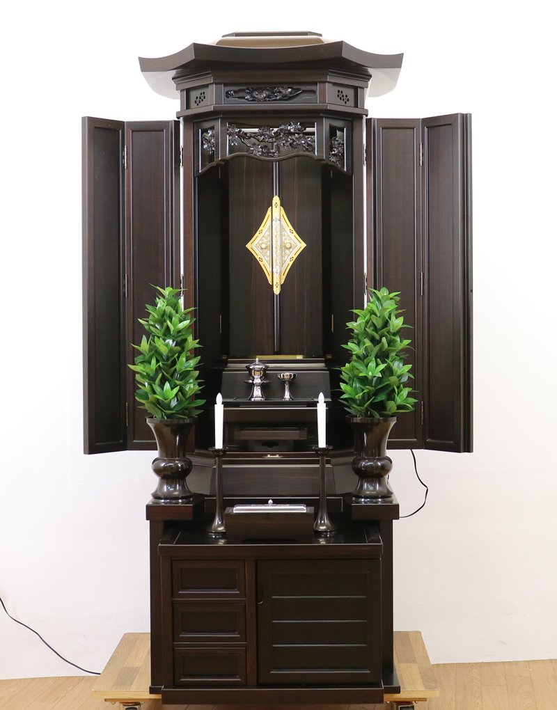 創価学会厨子型収納仏壇　金剛堂　中古633　創価学会仏壇専門店桜梅桃李.comより発売いたします。　金剛堂の厨子型収納仏壇です。精悍な面持ちで金具一つ一つ丁寧に仕上がっております。厨子内の二重の桜の彫りがきれいです。仏壇全体:高さ167cm x 幅63.5cm x 奥行き61cm厨子内寸:60cm x28.5cm　扉最大幅:105cm扉二つ折り:84cm経机最大引き出し幅:87cm　