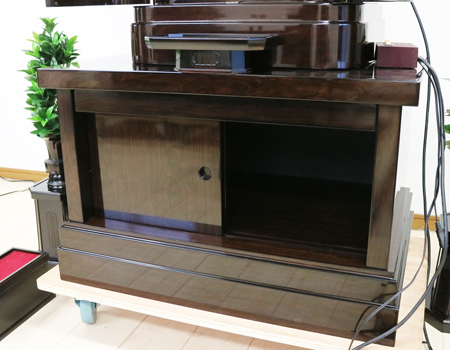 創価学会仏壇専門店桜梅桃李.comより、創価学会厨子型経机付中古仏壇634　鉄刀木　創価学会仏壇専門店桜梅桃李より発売いたします。拠点男子部新居に最適です。中古のお仏壇を格安でお届けいたします。