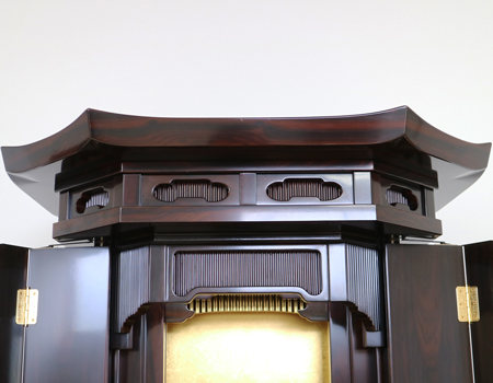 格安・激安・最安値で販売いたします。創価学会仏壇専門店桜梅桃李.comより、創価学会厨子型経机付中古仏壇635　創価学会仏壇専門店桜梅桃李より発売いたします。拠点男子部新居に最適です。中古のお仏壇を格安でお届けいたします。シャム柿でできた厨子型経机付中古仏壇です。 和室・拠点に最適です。 製品名 創価学会厨子型中古仏壇635シャム柿　経机付 設置 和室・洋室・拠点・会場に最適です 種別 厨子型仏壇/ サイズ 仏壇全体:高さ約168.5cm x 幅約91.5cm x 奥行約70cm 厨子内寸:約65cm x約38cm　 経机:高さ約38cm×幅約91cm×奥行約45.5cm 置台:高さ約15cm×幅約101cm×奥行約75cm 材質 シャム柿・MDF 機能 自動扉・仏壇本体引き戸1カ所、経机引き出し2カ所、線香箱引き出し2か所 新品仏具(造花しきみ×2、仏器・茶器)