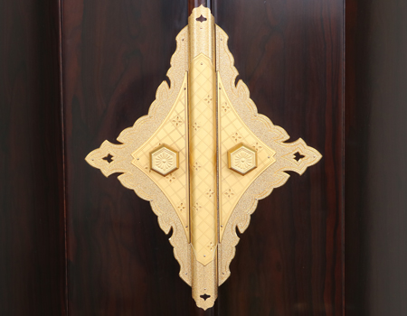 格安・激安・最安値で販売いたします。創価学会仏壇専門店桜梅桃李.comより、創価学会厨子型経机付中古仏壇635　創価学会仏壇専門店桜梅桃李より発売いたします。拠点男子部新居に最適です。中古のお仏壇を格安でお届けいたします。シャム柿でできた厨子型経机付中古仏壇です。  和室・拠点に最適です。  製品名	 創価学会厨子型中古仏壇635シャム柿　経机付  設置	和室・洋室・拠点・会場に最適です 種別	厨子型仏壇/ サイズ	 仏壇全体:高さ約168.5cm x 幅約91.5cm x 奥行約70cm  厨子内寸:約65cm x約38cm　  経机:高さ約38cm×幅約91cm×奥行約45.5cm  置台:高さ約15cm×幅約101cm×奥行約75cm    材質	シャム柿・MDF 機能	 自動扉・仏壇本体引き戸1カ所、経机引き出し2カ所、線香箱引き出し2か所  新品仏具(造花しきみ×2、仏器・茶器)