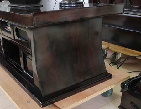 格安・激安・最安値で販売いたします。創価学会仏壇専門店桜梅桃李.comより、創価学会厨子型経机付中古仏壇635　創価学会仏壇専門店桜梅桃李より発売いたします。拠点男子部新居に最適です。中古のお仏壇を格安でお届けいたします。シャム柿でできた厨子型経机付中古仏壇です。 和室・拠点に最適です。 製品名 創価学会厨子型中古仏壇635シャム柿　経机付 設置 和室・洋室・拠点・会場に最適です 種別 厨子型仏壇/ サイズ 仏壇全体:高さ約168.5cm x 幅約91.5cm x 奥行約70cm 厨子内寸:約65cm x約38cm　 経机:高さ約38cm×幅約91cm×奥行約45.5cm 置台:高さ約15cm×幅約101cm×奥行約75cm 材質 シャム柿・MDF 機能 自動扉・仏壇本体引き戸1カ所、経机引き出し2カ所、線香箱引き出し2か所 新品仏具(造花しきみ×2、仏器・茶器)