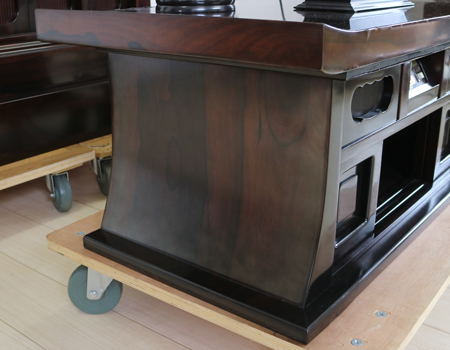 格安・激安・最安値で販売いたします。創価学会仏壇専門店桜梅桃李.comより、創価学会厨子型経机付中古仏壇635　創価学会仏壇専門店桜梅桃李より発売いたします。拠点男子部新居に最適です。中古のお仏壇を格安でお届けいたします。シャム柿でできた厨子型経机付中古仏壇です。 和室・拠点に最適です。 製品名 創価学会厨子型中古仏壇635シャム柿　経机付 設置 和室・洋室・拠点・会場に最適です 種別 厨子型仏壇/ サイズ 仏壇全体:高さ約168.5cm x 幅約91.5cm x 奥行約70cm 厨子内寸:約65cm x約38cm　 経机:高さ約38cm×幅約91cm×奥行約45.5cm 置台:高さ約15cm×幅約101cm×奥行約75cm 材質 シャム柿・MDF 機能 自動扉・仏壇本体引き戸1カ所、経机引き出し2カ所、線香箱引き出し2か所 新品仏具(造花しきみ×2、仏器・茶器)