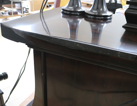 格安・激安・最安値で販売いたします。創価学会仏壇専門店桜梅桃李.comより、創価学会厨子型経机付中古仏壇635　創価学会仏壇専門店桜梅桃李より発売いたします。拠点男子部新居に最適です。中古のお仏壇を格安でお届けいたします。シャム柿でできた厨子型経机付中古仏壇です。 和室・拠点に最適です。 製品名 創価学会厨子型中古仏壇635シャム柿　経机付 設置 和室・洋室・拠点・会場に最適です 種別 厨子型仏壇/ サイズ 仏壇全体:高さ約168.5cm x 幅約91.5cm x 奥行約70cm 厨子内寸:約65cm x約38cm　 経机:高さ約38cm×幅約91cm×奥行約45.5cm 置台:高さ約15cm×幅約101cm×奥行約75cm 材質 シャム柿・MDF 機能 自動扉・仏壇本体引き戸1カ所、経机引き出し2カ所、線香箱引き出し2か所 新品仏具(造花しきみ×2、仏器・茶器)