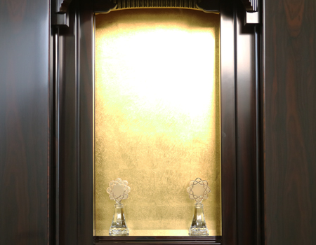 格安・激安・最安値で販売いたします。創価学会仏壇専門店桜梅桃李.comより、創価学会厨子型経机付中古仏壇635　創価学会仏壇専門店桜梅桃李より発売いたします。拠点男子部新居に最適です。中古のお仏壇を格安でお届けいたします。シャム柿でできた厨子型経机付中古仏壇です。  和室・拠点に最適です。  製品名	 創価学会厨子型中古仏壇635シャム柿　経机付  設置	和室・洋室・拠点・会場に最適です 種別	厨子型仏壇/ サイズ	 仏壇全体:高さ約168.5cm x 幅約91.5cm x 奥行約70cm  厨子内寸:約65cm x約38cm　  経机:高さ約38cm×幅約91cm×奥行約45.5cm  置台:高さ約15cm×幅約101cm×奥行約75cm    材質	シャム柿・MDF 機能	 自動扉・仏壇本体引き戸1カ所、経机引き出し2カ所、線香箱引き出し2か所  新品仏具(造花しきみ×2、仏器・茶器)