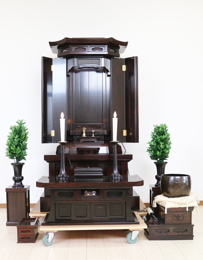 シャム柿でできた厨子型経机付中古仏壇です。  和室・拠点に最適です。  製品名	 創価学会厨子型中古仏壇635シャム柿　経机付  設置	和室・洋室・拠点・会場に最適です 種別	厨子型仏壇/ サイズ	 仏壇全体:高さ約168.5cm x 幅約91.5cm x 奥行約70cm  厨子内寸:約65cm x約38cm　  経机:高さ約38cm×幅約91cm×奥行約45.5cm  置台:高さ約15cm×幅約101cm×奥行約75cm    材質	シャム柿・MDF 機能	 自動扉・仏壇本体引き戸1カ所、経机引き出し2カ所、線香箱引き出し2か所  新品仏具(造花しきみ×2、仏器・茶器)