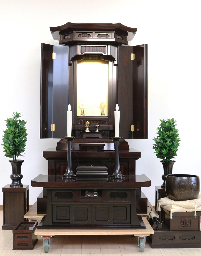 格安・激安・最安値で販売いたします。創価学会仏壇専門店桜梅桃李.comより、創価学会厨子型経机付中古仏壇635　創価学会仏壇専門店桜梅桃李より発売いたします。拠点男子部新居に最適です。中古のお仏壇を格安でお届けいたします。シャム柿でできた厨子型経机付中古仏壇です。  和室・拠点に最適です。  製品名	 創価学会厨子型中古仏壇635シャム柿　経机付  設置	和室・洋室・拠点・会場に最適です 種別	厨子型仏壇/ サイズ	 仏壇全体:高さ約168.5cm x 幅約91.5cm x 奥行約70cm  厨子内寸:約65cm x約38cm　  経机:高さ約38cm×幅約91cm×奥行約45.5cm  置台:高さ約15cm×幅約101cm×奥行約75cm    材質	シャム柿・MDF 機能	 自動扉・仏壇本体引き戸1カ所、経机引き出し2カ所、線香箱引き出し2か所  新品仏具(造花しきみ×2、仏器・茶器)