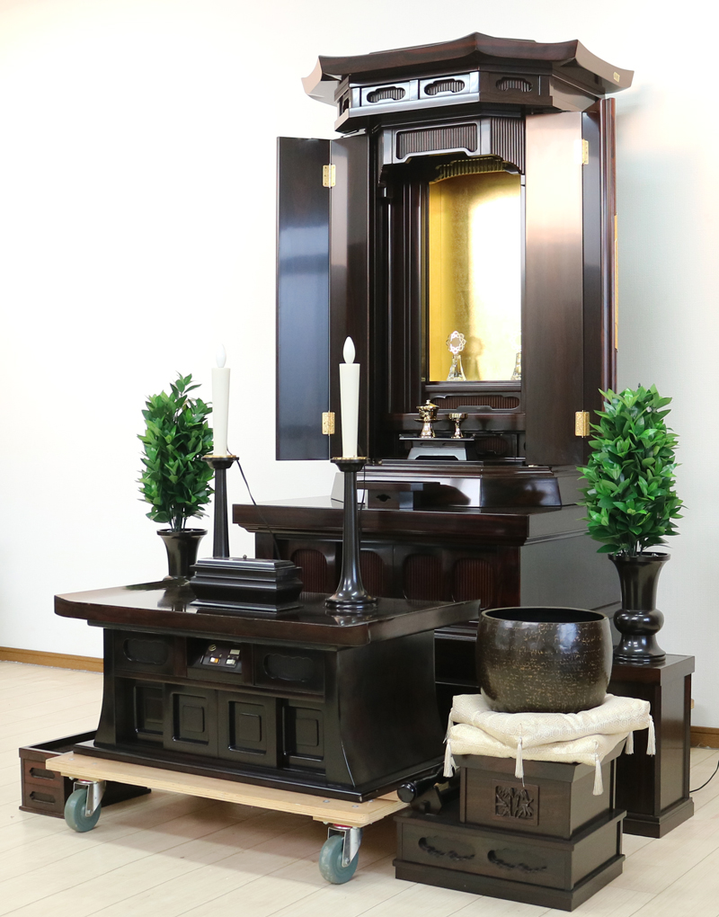 シャム柿でできた厨子型経机付中古仏壇です。  和室・拠点に最適です。  製品名	 創価学会厨子型中古仏壇635シャム柿　経机付  設置	和室・洋室・拠点・会場に最適です 種別	厨子型仏壇/ サイズ	 仏壇全体:高さ約168.5cm x 幅約91.5cm x 奥行約70cm  厨子内寸:約65cm x約38cm　  経机:高さ約38cm×幅約91cm×奥行約45.5cm  置台:高さ約15cm×幅約101cm×奥行約75cm    材質	シャム柿・MDF 機能	 自動扉・仏壇本体引き戸1カ所、経机引き出し2カ所、線香箱引き出し2か所  新品仏具(造花しきみ×2、仏器・茶器)