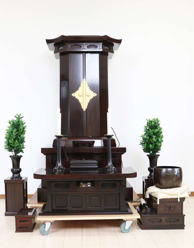 シャム柿でできた厨子型経机付中古仏壇です。  和室・拠点に最適です。  製品名	 創価学会厨子型中古仏壇635シャム柿　経机付  設置	和室・洋室・拠点・会場に最適です 種別	厨子型仏壇/ サイズ	 仏壇全体:高さ約168.5cm x 幅約91.5cm x 奥行約70cm  厨子内寸:約65cm x約38cm　  経机:高さ約38cm×幅約91cm×奥行約45.5cm  置台:高さ約15cm×幅約101cm×奥行約75cm    材質	シャム柿・MDF 機能	 自動扉・仏壇本体引き戸1カ所、経机引き出し2カ所、線香箱引き出し2か所  新品仏具(造花しきみ×2、仏器・茶器)