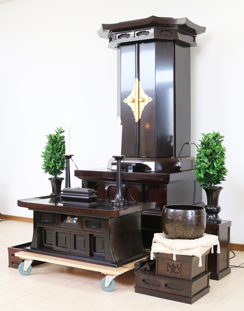 シャム柿でできた厨子型経机付中古仏壇です。  和室・拠点に最適です。  製品名	 創価学会厨子型中古仏壇635シャム柿　経机付  設置	和室・洋室・拠点・会場に最適です 種別	厨子型仏壇/ サイズ	 仏壇全体:高さ約168.5cm x 幅約91.5cm x 奥行約70cm  厨子内寸:約65cm x約38cm　  経机:高さ約38cm×幅約91cm×奥行約45.5cm  置台:高さ約15cm×幅約101cm×奥行約75cm    材質	シャム柿・MDF 機能	 自動扉・仏壇本体引き戸1カ所、経机引き出し2カ所、線香箱引き出し2か所  新品仏具(造花しきみ×2、仏器・茶器)