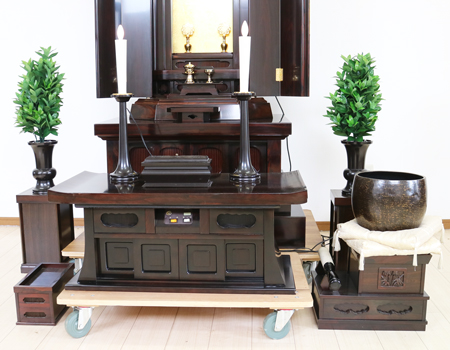 格安・激安・最安値で販売いたします。創価学会仏壇専門店桜梅桃李.comより、創価学会厨子型経机付中古仏壇635　創価学会仏壇専門店桜梅桃李より発売いたします。拠点男子部新居に最適です。中古のお仏壇を格安でお届けいたします。シャム柿でできた厨子型経机付中古仏壇です。  和室・拠点に最適です。  製品名	 創価学会厨子型中古仏壇635シャム柿　経机付  設置	和室・洋室・拠点・会場に最適です 種別	厨子型仏壇/ サイズ	 仏壇全体:高さ約168.5cm x 幅約91.5cm x 奥行約70cm  厨子内寸:約65cm x約38cm　  経机:高さ約38cm×幅約91cm×奥行約45.5cm  置台:高さ約15cm×幅約101cm×奥行約75cm    材質	シャム柿・MDF 機能	 自動扉・仏壇本体引き戸1カ所、経机引き出し2カ所、線香箱引き出し2か所  新品仏具(造花しきみ×2、仏器・茶器)